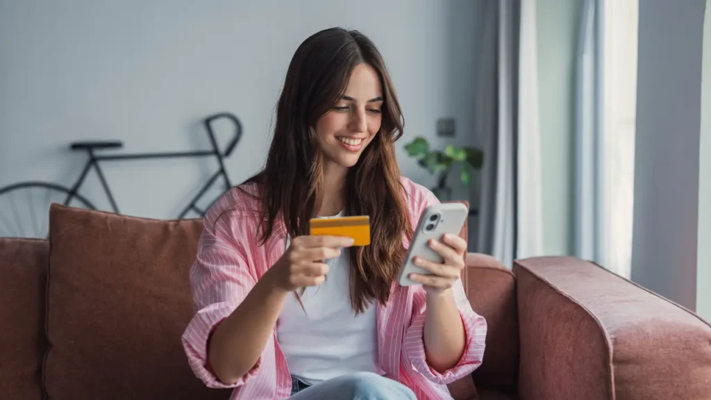 Se puede vender por WhatsApp automáticamente usando una plataforma conversacional de IA que atienda a los clientes