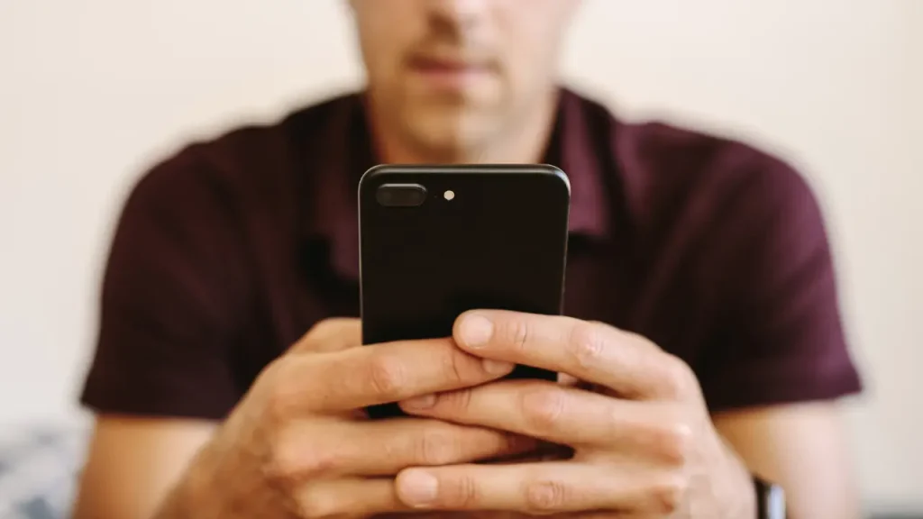 Un agente de atención al cliente por WhatsApp libera a los negocios de muchas llamadas y mensajes que se pueden responder de forma automatizada